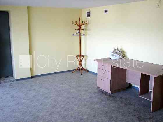 Фасадный дом, реновированный дом, вход с улицы, лифт, окна выходят во двор, Rīga