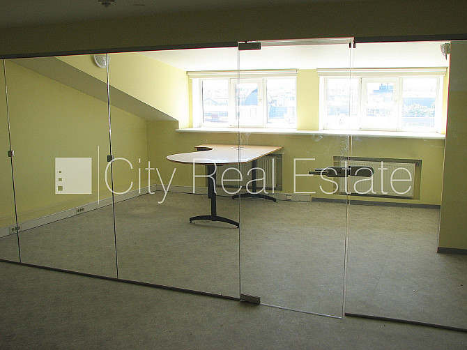 Fasādes māja, renovēta māja, ieeja no ielas, ir lifts, logi vērsti uz pagalma pusi, centrālā Rīga - foto 5