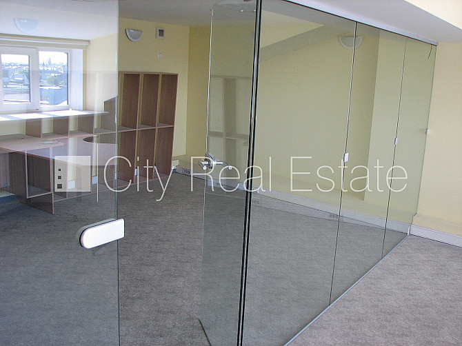 Fasādes māja, renovēta māja, ieeja no ielas, ir lifts, logi vērsti uz pagalma pusi, centrālā Rīga - foto 3