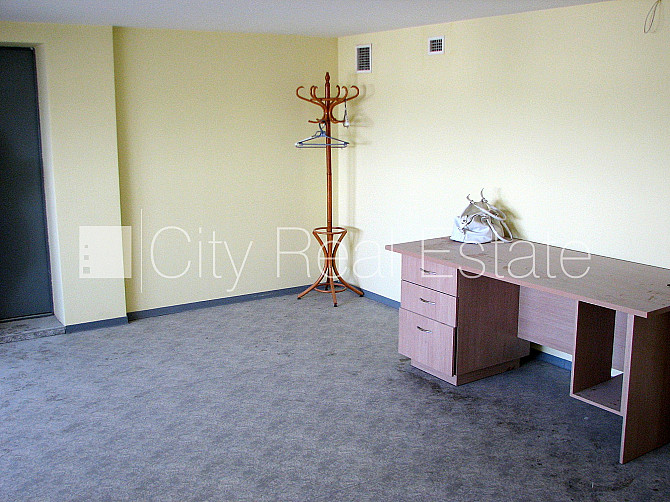 Fasādes māja, renovēta māja, ieeja no ielas, ir lifts, logi vērsti uz pagalma pusi, centrālā Rīga - foto 6