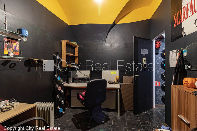 Fasādes māja, iespēja nomāt autostāvvietu, ieeja no ielas, kāpņu telpa pēc kapitālā Rīga - foto 11