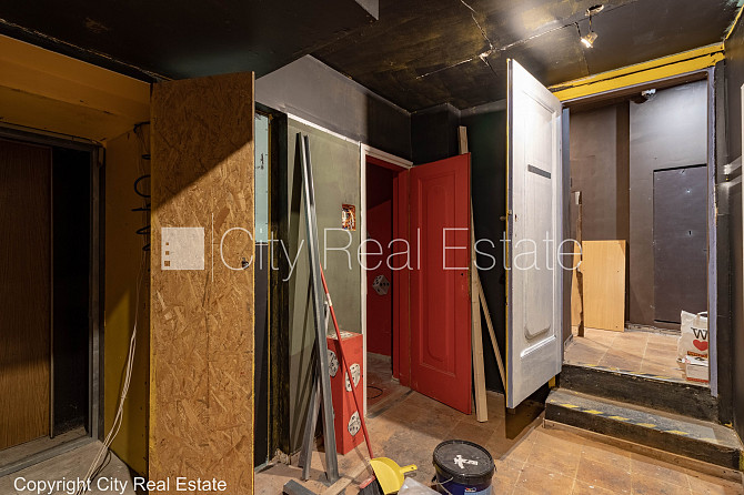 Fasādes māja, iespēja nomāt autostāvvietu, ieeja no ielas, kāpņu telpa pēc kapitālā Rīga - foto 17