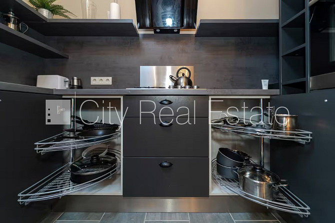 Projekts - Centra Nams, jaunceltne, labiekārtota apzaļumota teritorija, ir lifts, logi vērsti uz Rīga - foto 16