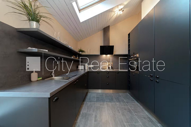 Projekts - Centra Nams, jaunceltne, labiekārtota apzaļumota teritorija, ir lifts, logi vērsti uz Rīga - foto 13