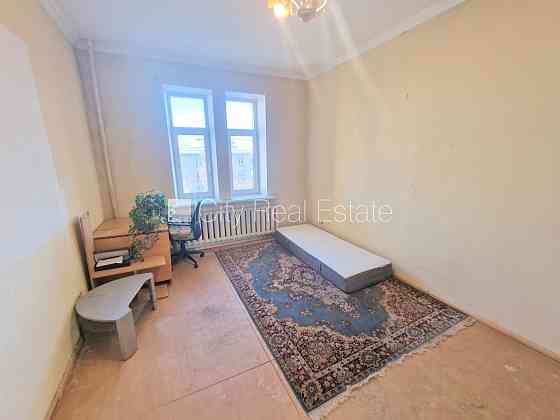 Фасадный дом, закрытый двор, вход со двора, окна выходят в обе стороны дома, Рига