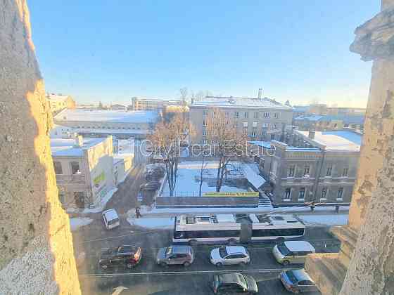 Фасадный дом, закрытый двор, вход со двора, окна выходят в обе стороны дома, Рига