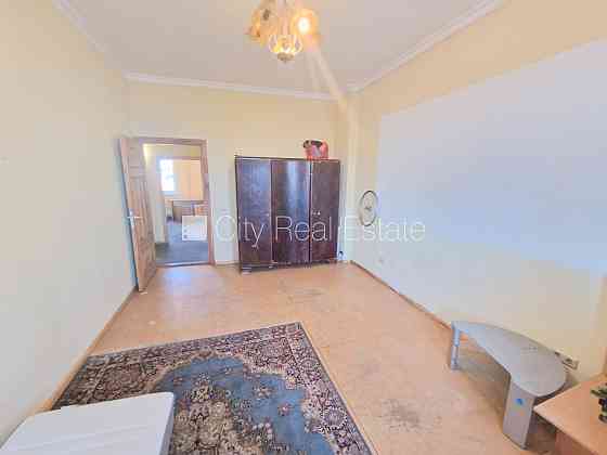 Фасадный дом, закрытый двор, вход со двора, окна выходят в обе стороны дома, Рига