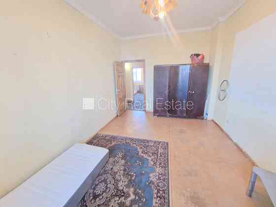 Фасадный дом, закрытый двор, вход со двора, окна выходят в обе стороны дома, Рига