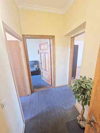 Фасадный дом, закрытый двор, вход со двора, окна выходят в обе стороны дома, Рига