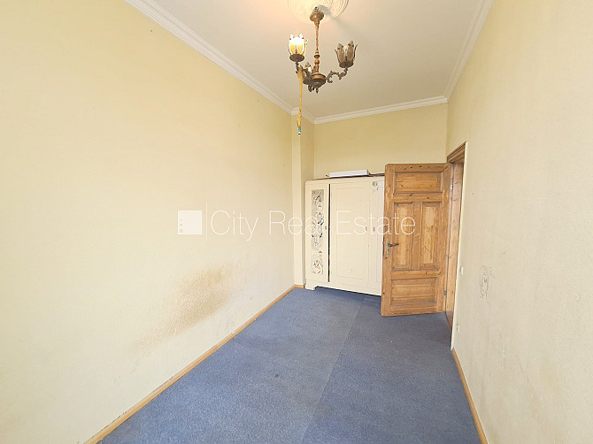 Фасадный дом, закрытый двор, вход со двора, окна выходят в обе стороны дома, Рига - изображение 8