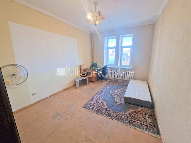 Фасадный дом, закрытый двор, вход со двора, окна выходят в обе стороны дома, Рига - изображение 1