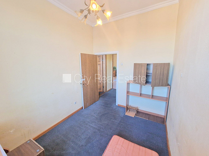 Фасадный дом, закрытый двор, вход со двора, окна выходят в обе стороны дома, Рига - изображение 14