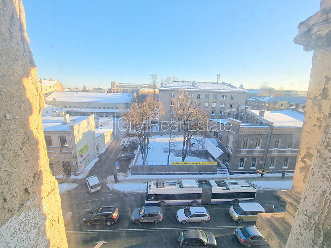 Фасадный дом, закрытый двор, вход со двора, окна выходят в обе стороны дома, Рига - изображение 5