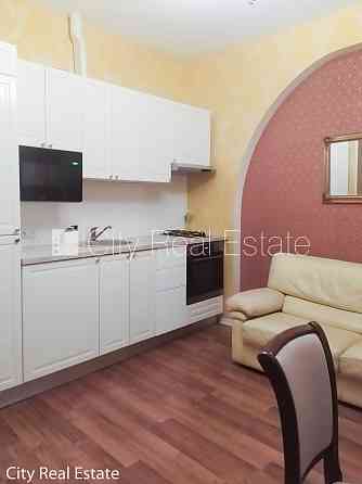 Фасадный дом, вход с улицы, лифт, лестничная клетка после капитального ремонта, Рига