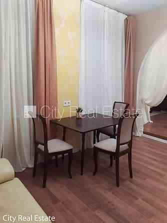 Фасадный дом, вход с улицы, лифт, лестничная клетка после капитального ремонта, Рига