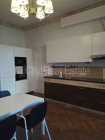 Благоустроенный озеленённый двор, гараж на две машины, веранда, бассеин, сауна, Jūrmala