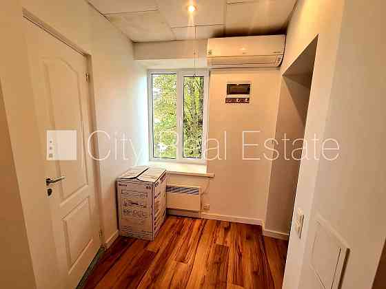 Фасадный дом, благоустроенная озеленённая территория, вход со двора, студио, Rīgas rajons