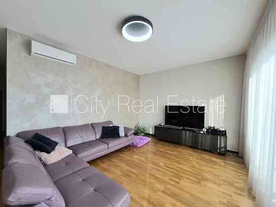 Дом во дворе, закрытый двор, лестничная клетка после капитального ремонта, Рига