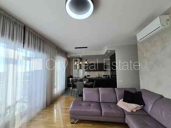 Дом во дворе, закрытый двор, лестничная клетка после капитального ремонта, Рига