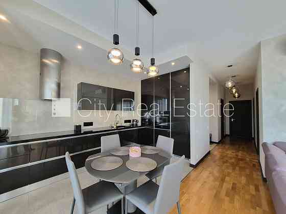 Дом во дворе, закрытый двор, лестничная клетка после капитального ремонта, Рига