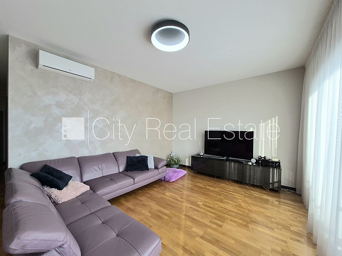 Дом во дворе, закрытый двор, лестничная клетка после капитального ремонта, Рига - изображение 2