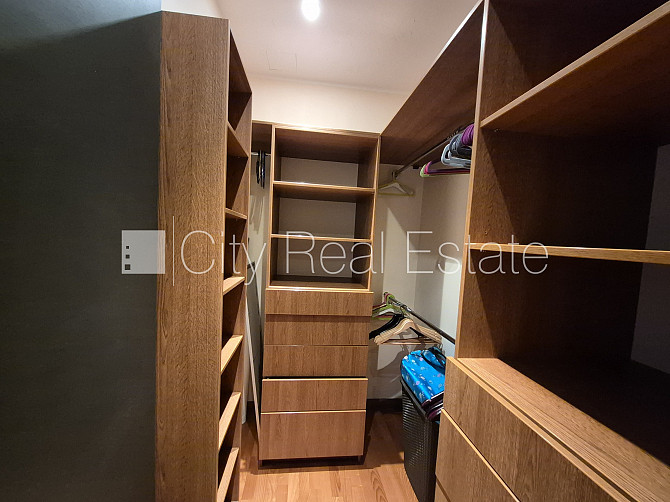 Дом во дворе, закрытый двор, лестничная клетка после капитального ремонта, Рига - изображение 13