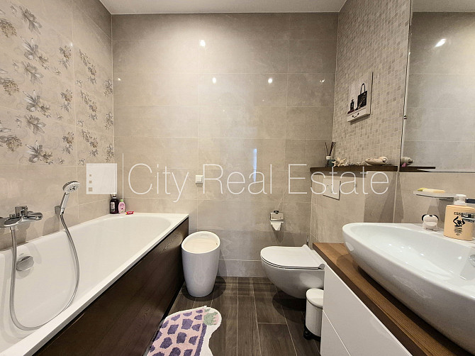 Дом во дворе, закрытый двор, лестничная клетка после капитального ремонта, Рига - изображение 14