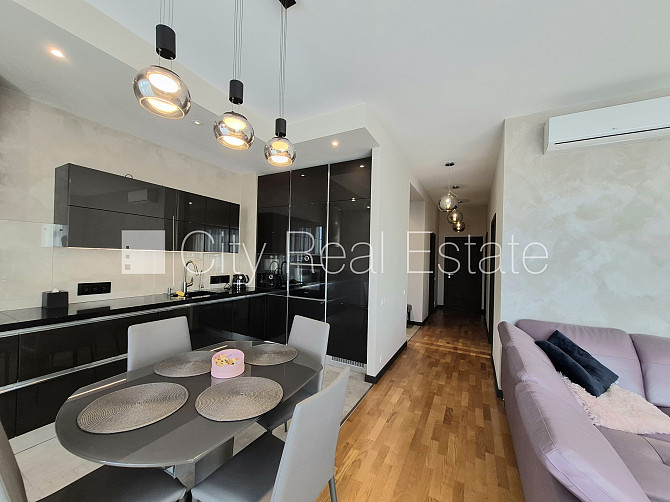 Дом во дворе, закрытый двор, лестничная клетка после капитального ремонта, Рига - изображение 5