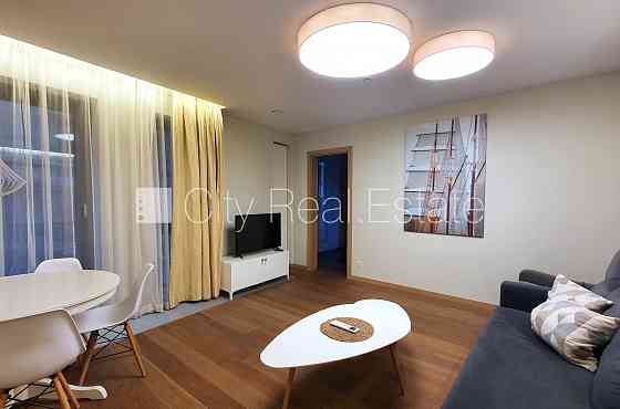 Новостройка, благоустроенная озеленённая территория, подъездная дорога покрыта Rīga