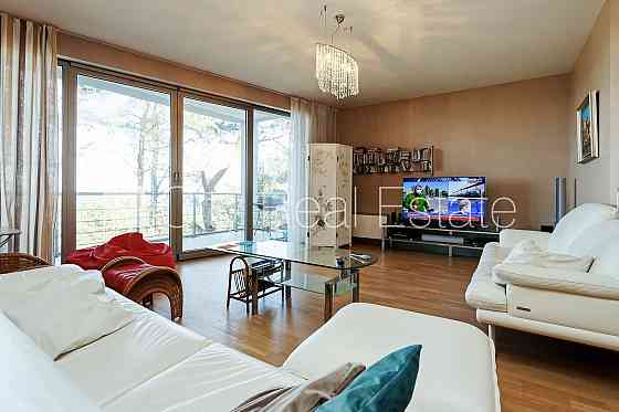 Благоустроенный озеленённый двор, подземная стоянка, во дворе детская игровая Jūrmala