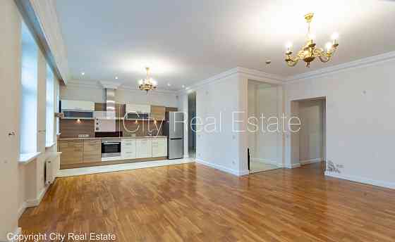 Фасадный дом, реновированный дом, место для машины, охраняемая автостоянка, Рига