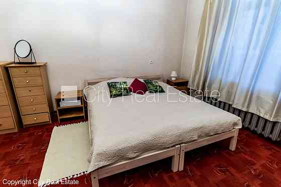 Дом во дворе, закрытый двор, вход со двора, лифт, окна выходят во двор, одна Рига