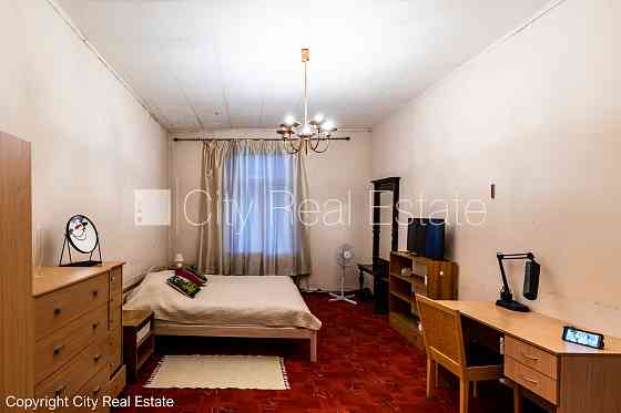 Дом во дворе, закрытый двор, вход со двора, лифт, окна выходят во двор, одна Рига