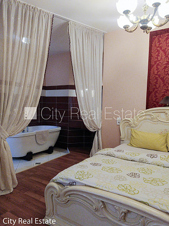 Fasādes māja, ieeja no ielas, ir lifts, kāpņu telpa pēc kapitālā remonta, studio tipa, Rīga - foto 20