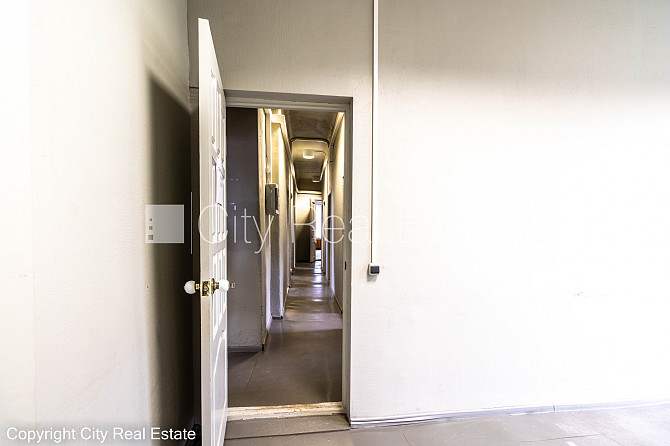 Fasādes māja, renovēta māja, slēgts pagalms, iespēja nomāt autostāvvietu, ieeja no ielas un Rīga - foto 12