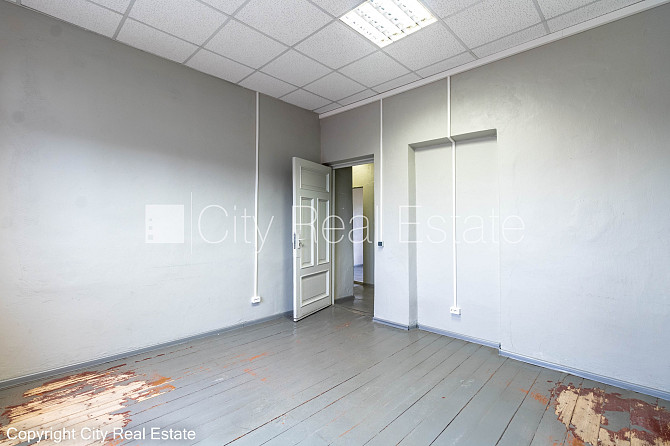 Fasādes māja, renovēta māja, slēgts pagalms, iespēja nomāt autostāvvietu, ieeja no ielas un Rīga - foto 11