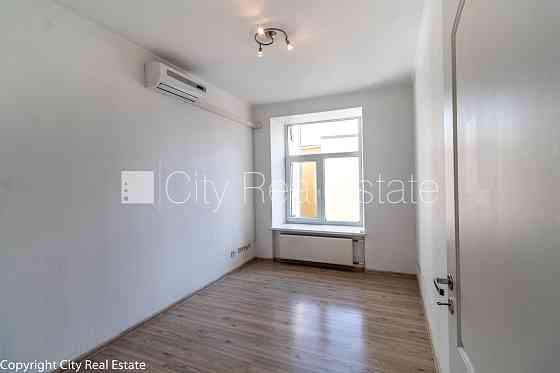 Фасадный дом, благоустроенный озеленённый двор, подъездная дорога покрыта Рига