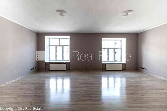 Фасадный дом, благоустроенный озеленённый двор, подъездная дорога покрыта Рига