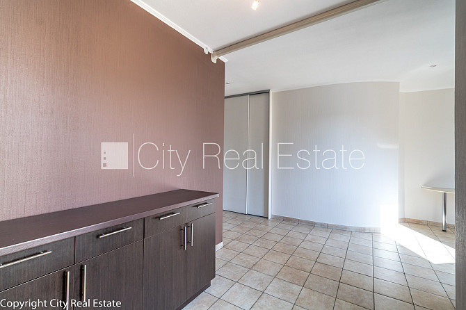 Фасадный дом, благоустроенный озеленённый двор, подъездная дорога покрыта Рига - изображение 18