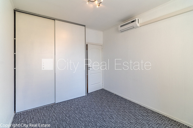 Фасадный дом, благоустроенный озеленённый двор, подъездная дорога покрыта Рига - изображение 10