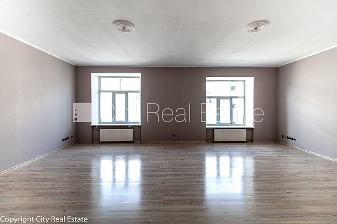 Фасадный дом, благоустроенный озеленённый двор, подъездная дорога покрыта Рига - изображение 3