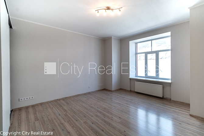 Фасадный дом, благоустроенный озеленённый двор, подъездная дорога покрыта Рига - изображение 14