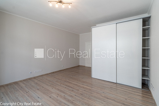 Фасадный дом, благоустроенный озеленённый двор, подъездная дорога покрыта Рига - изображение 13