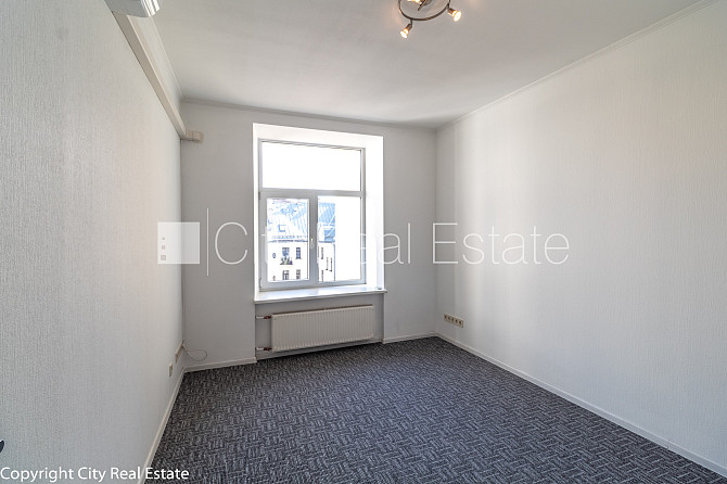 Фасадный дом, благоустроенный озеленённый двор, подъездная дорога покрыта Рига - изображение 9