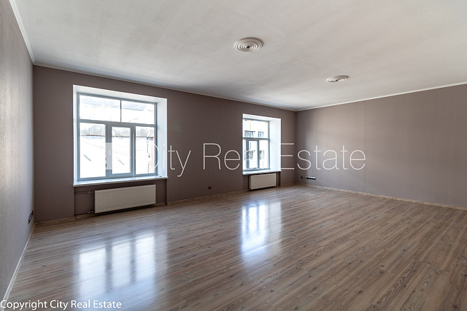 Фасадный дом, благоустроенный озеленённый двор, подъездная дорога покрыта Рига - изображение 4