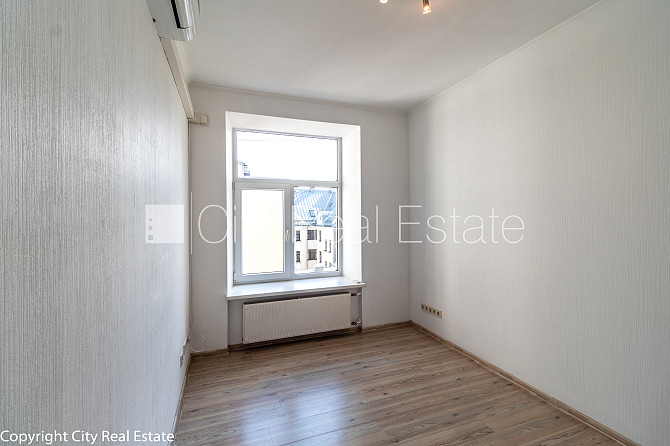 Фасадный дом, благоустроенный озеленённый двор, подъездная дорога покрыта Рига - изображение 7