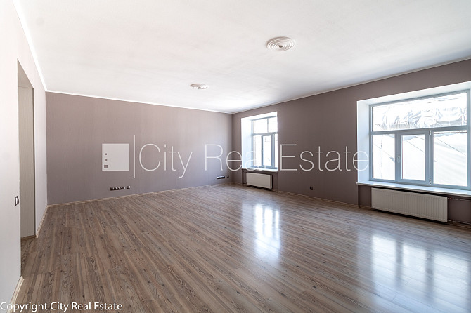 Фасадный дом, благоустроенный озеленённый двор, подъездная дорога покрыта Рига - изображение 1