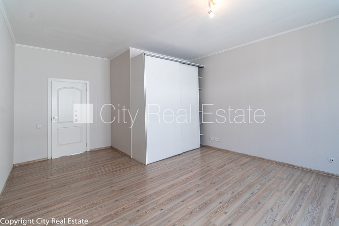 Фасадный дом, благоустроенный озеленённый двор, подъездная дорога покрыта Рига - изображение 11