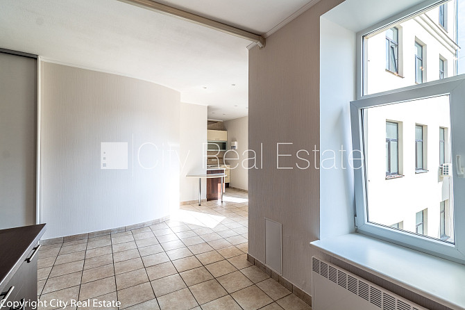 Фасадный дом, благоустроенный озеленённый двор, подъездная дорога покрыта Рига - изображение 16