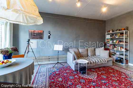 Фасадный дом, благоустроенный озеленённый двор, место для машины, вход с улицы и Рига